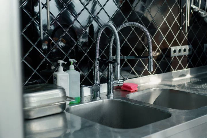 Service-de-nettoyage-et-debouchage-de-drain-canalisation-et-tuyauterie-a-Laval-Rive-Nord-AAA-Complete-Drainage Service de nettoyage et débouchage de drain, canalisation et tuyauterie à Montréal, Laval, Rive-Nord - AAA Complete Drainage - Entrepreneur Débouchage Drain Montréal & Laval